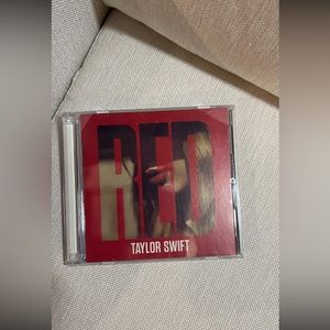 TAYLOR SWIFT RED DELUXE ALBUM
